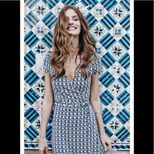 Boden Short Sleeve Cotton Jersey Wrap Dress in muted geometric navy gold. New 12